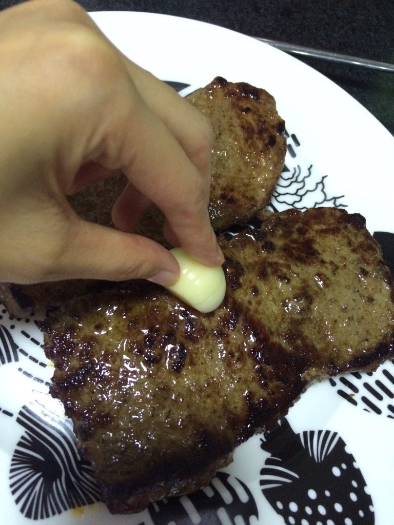 黑椒牛排柳,如图先用大蒜涂抹焦的部位