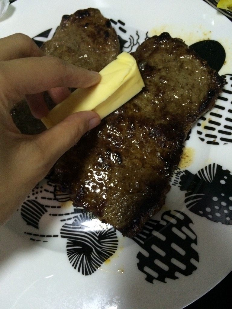 黑椒牛排柳,如图然后用黄油过一遍焦味就完全消失了而且肉还有黄油的香味