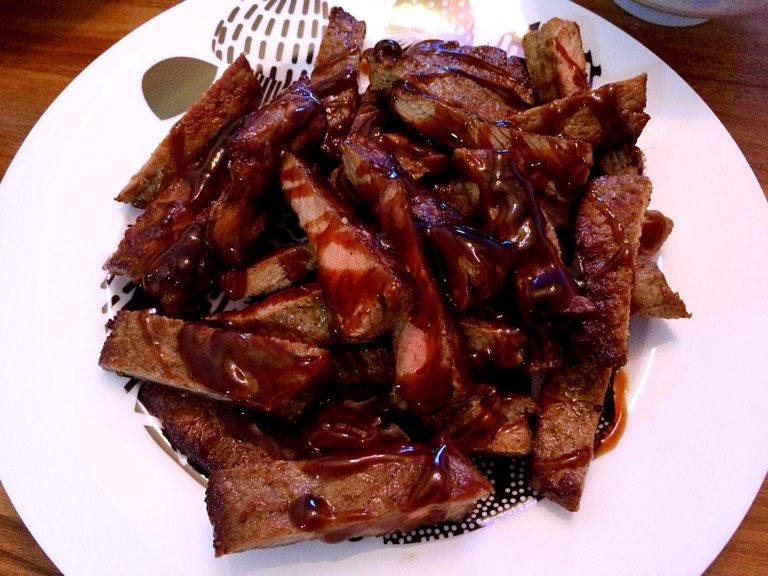 黑椒牛排柳,如图或者直接拿刀切成块装盘大家食用也很方便不用慢慢切了