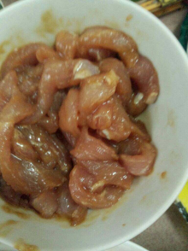鸡腿菇炒肉丝,<a style='color:red;display:inline-block;' href='/shicai/ 429'>瘦肉</a>洗干净切丝，用盐，<a style='color:red;display:inline-block;' href='/shicai/ 721'>蚝油</a>，<a style='color:red;display:inline-block;' href='/shicai/ 788'>生抽</a>，<a style='color:red;display:inline-block;' href='/shicai/ 512'>玉米淀粉</a>腌制