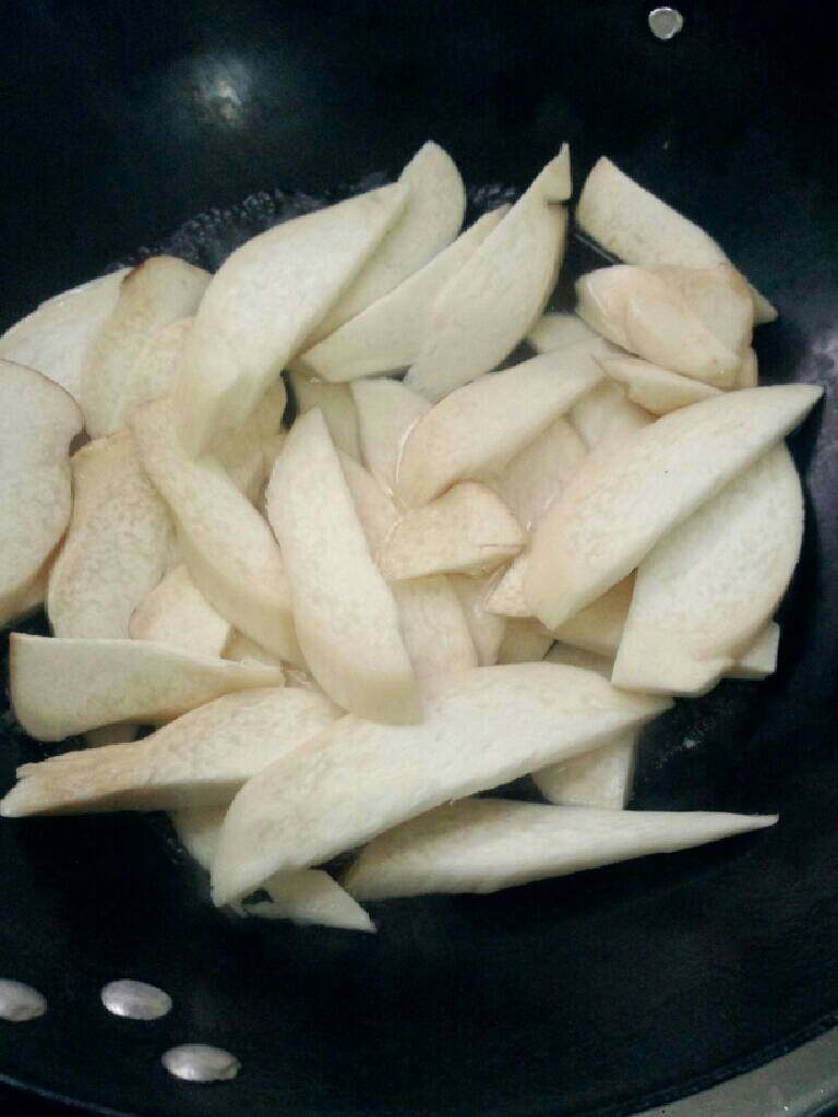 鸡腿菇炒肉丝,锅加水烧开放入菇过焯水