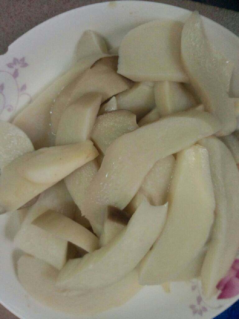 鸡腿菇炒肉丝,在捞起来待用