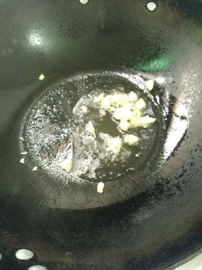 鸡腿菇炒肉丝,锅加油烧热，放蒜爆香