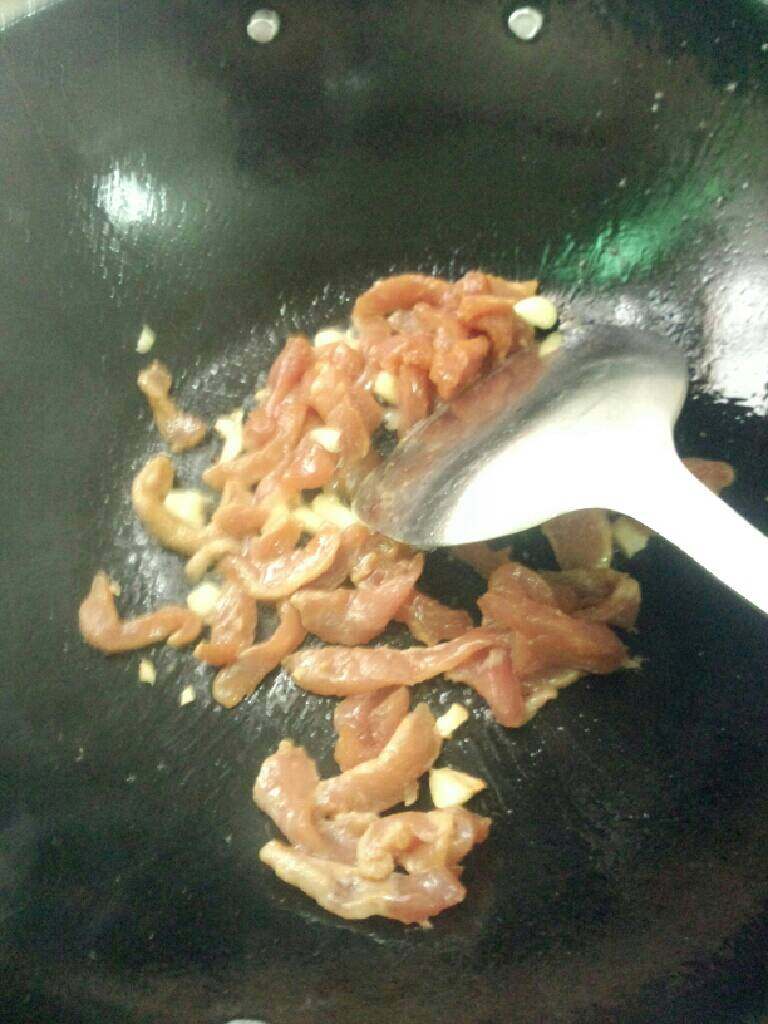 鸡腿菇炒肉丝,在放肉丝炒至变色