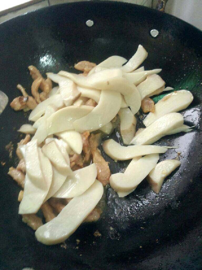 鸡腿菇炒肉丝,在倒入鸡腿菇炒