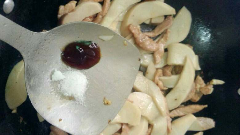 鸡腿菇炒肉丝,加入盐，蚝油，炒熟即可关火