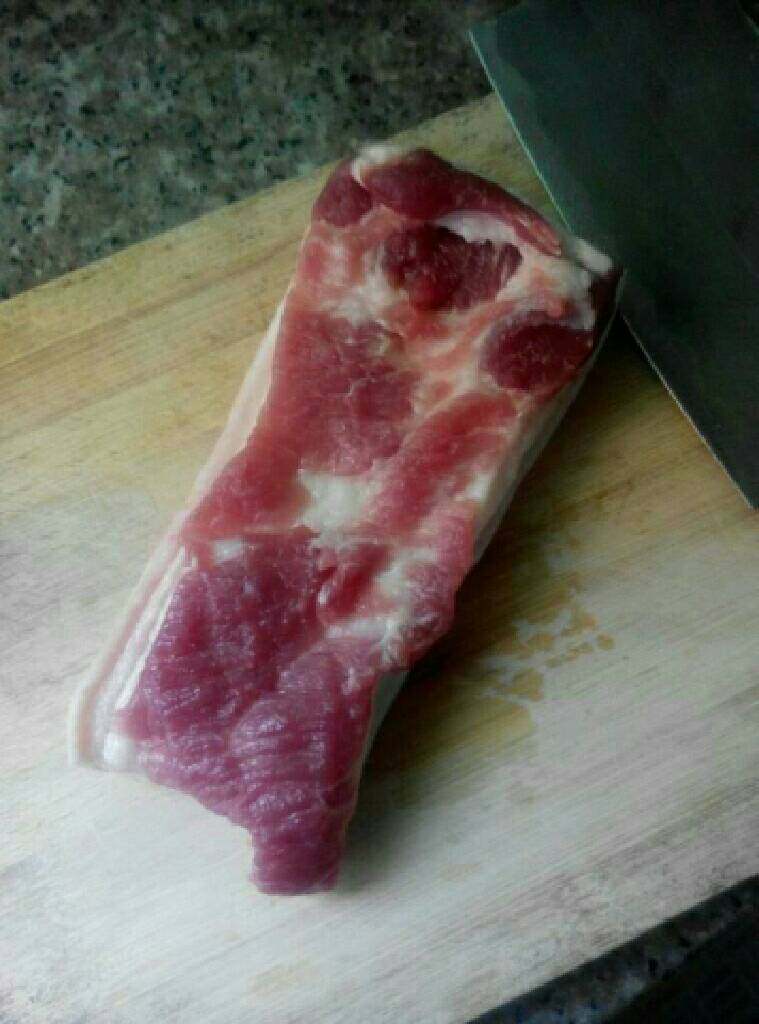 回锅肉,材料:三层肉500g,蒜苗4颗,豆瓣酱一勺,生姜,盐,酱油适量