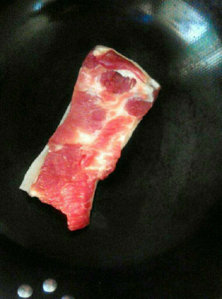 回锅肉,买回来的三层肉放热锅里烫一下猪皮,这样可以去腥,还可以把猪皮上没弄干净的猪毛弄掉,猪皮吃起来也有嚼劲