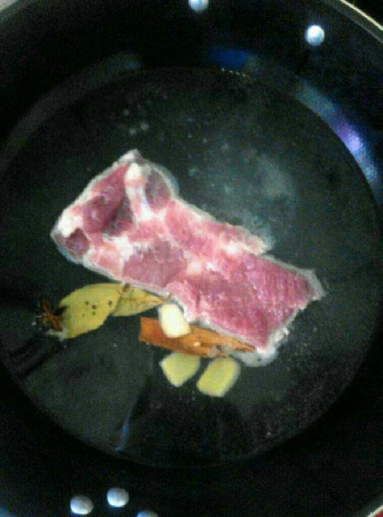 回锅肉,.烫好的三层肉洗净,冷水下锅,放入姜片,八角,桂皮,香叶,盐,中火煮10分钟,捞出