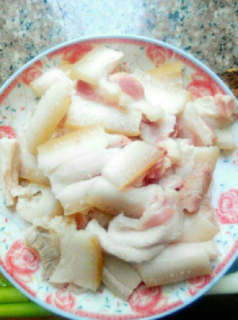 回锅肉,.煮好的肉稍微晾凉(不要等完全冷掉),切片,这样切的片瘦肉和肥肉才不会散掉