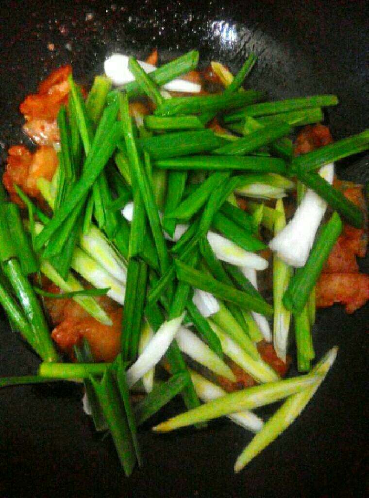 回锅肉,翻炒片刻,放入切好的蒜苗,翻炒,尝味,最后放一点鸡粉