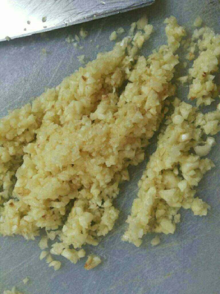 蒜蒸丝瓜,蒜头剥皮,洗干净剁成蒜蓉。