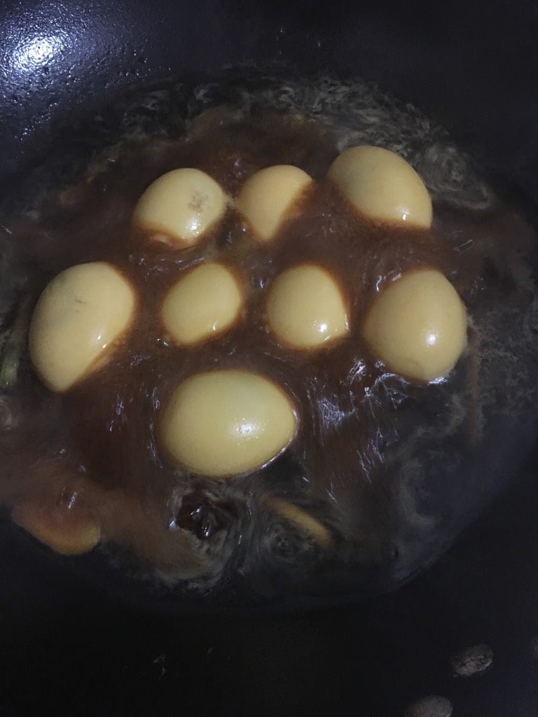 卤蛋,如图加入剥好的鸡蛋大火煮五分钟,关小火慢慢卤半小时,中间要翻动一下鸡蛋,以免烧焦。(有时间的可以卤一小时越久越好吃)