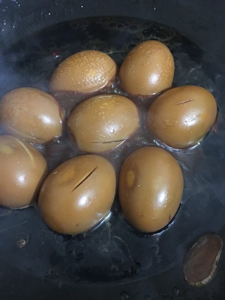 卤蛋,如等到鸡蛋颜色上色了,用小刀在每个鸡蛋上轻轻划三横刀,以便鸡蛋更入味。