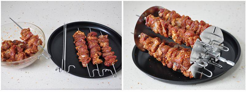 孜然羊肉串,将裹满调味料的羊肉依次穿在串烧叉上。
