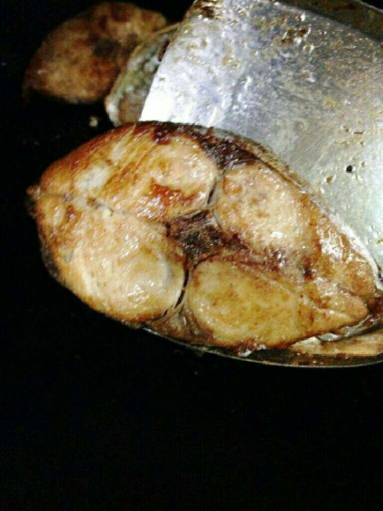 香煎马鲛鱼,煎黄再翻面
