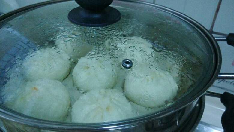 新奥尔良鸡肉包,取发好面团,开始包包子,醒发20分钟,凉水锅放入包子,开锅后15分钟关火
