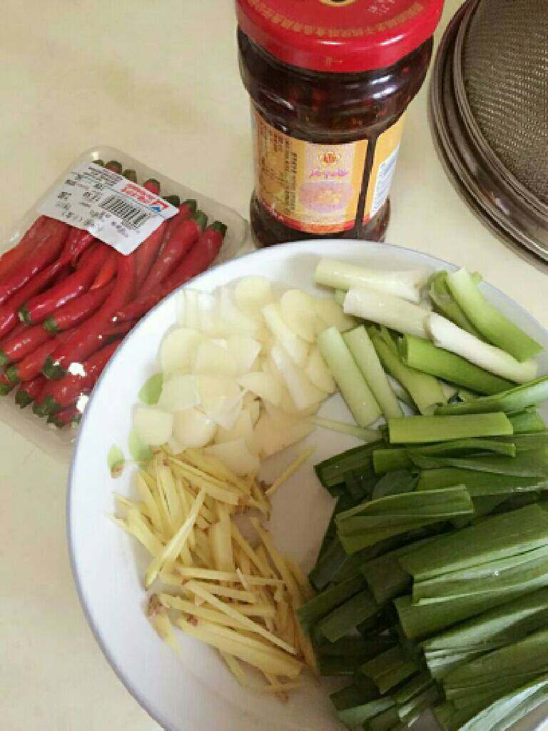 炒牛肉丝,材料:老干妈,小米辣,生姜丝,大蒜片,蒜苗!