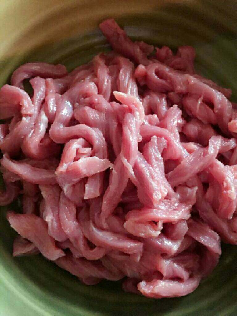 炒牛肉丝,牛肉切成丝。