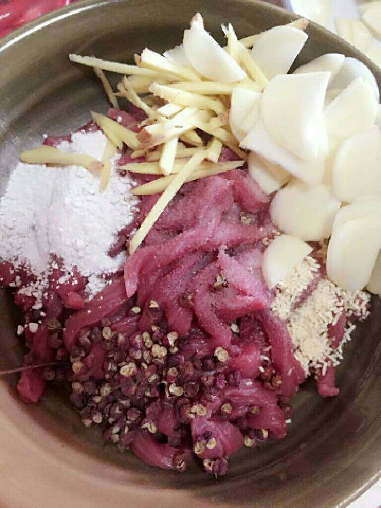 炒牛肉丝,切好的牛肉中加入盐,鸡精,花椒,芡粉,香油,生姜丝,大蒜片