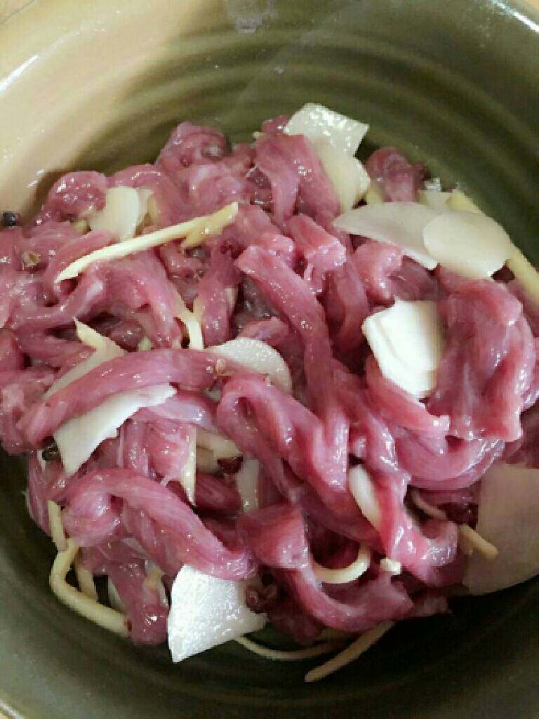 炒牛肉丝,用手拌匀