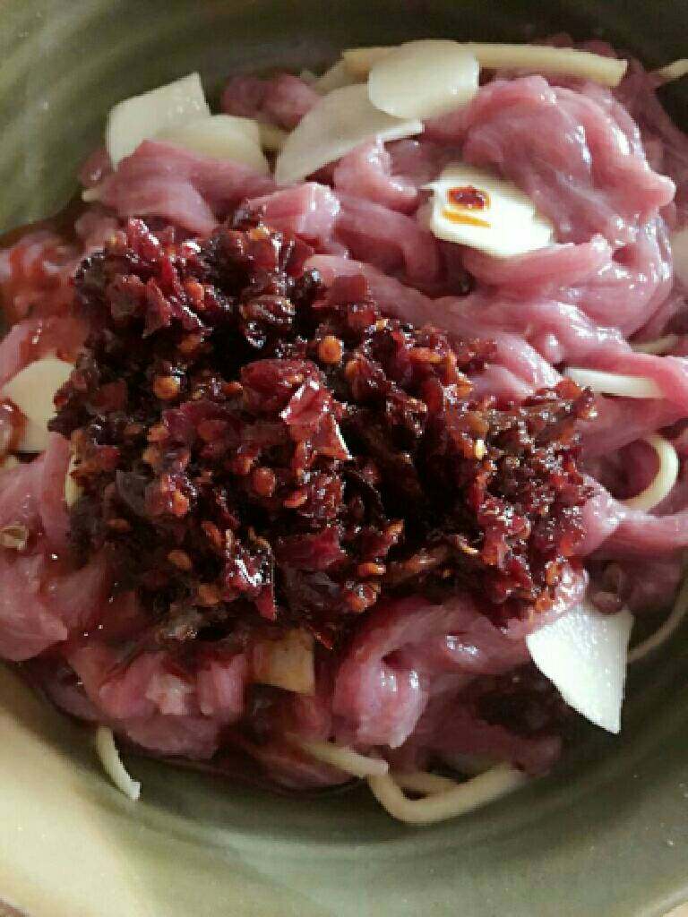 炒牛肉丝,然后加入老干妈,继续拌匀