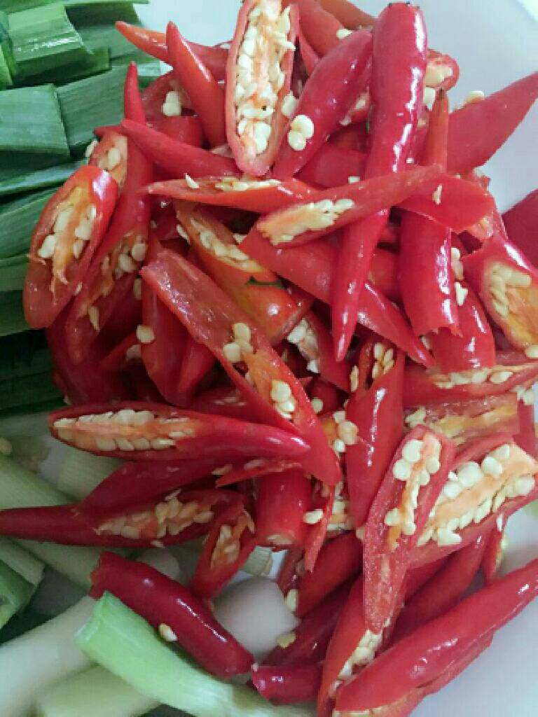 炒牛肉丝,小米辣切成丝