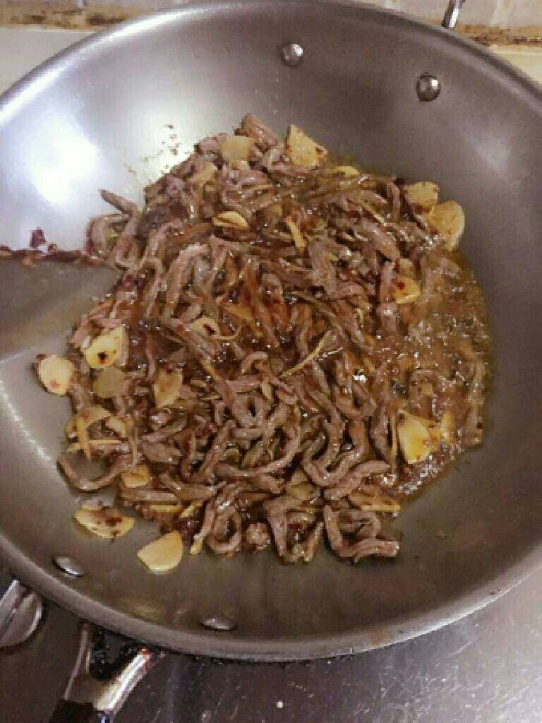 炒牛肉丝,锅里放油,油热后,放入牛肉丝,炒1分钟即可盛出来!不要炒太久,不然牛肉的吃起很老,口感不好
