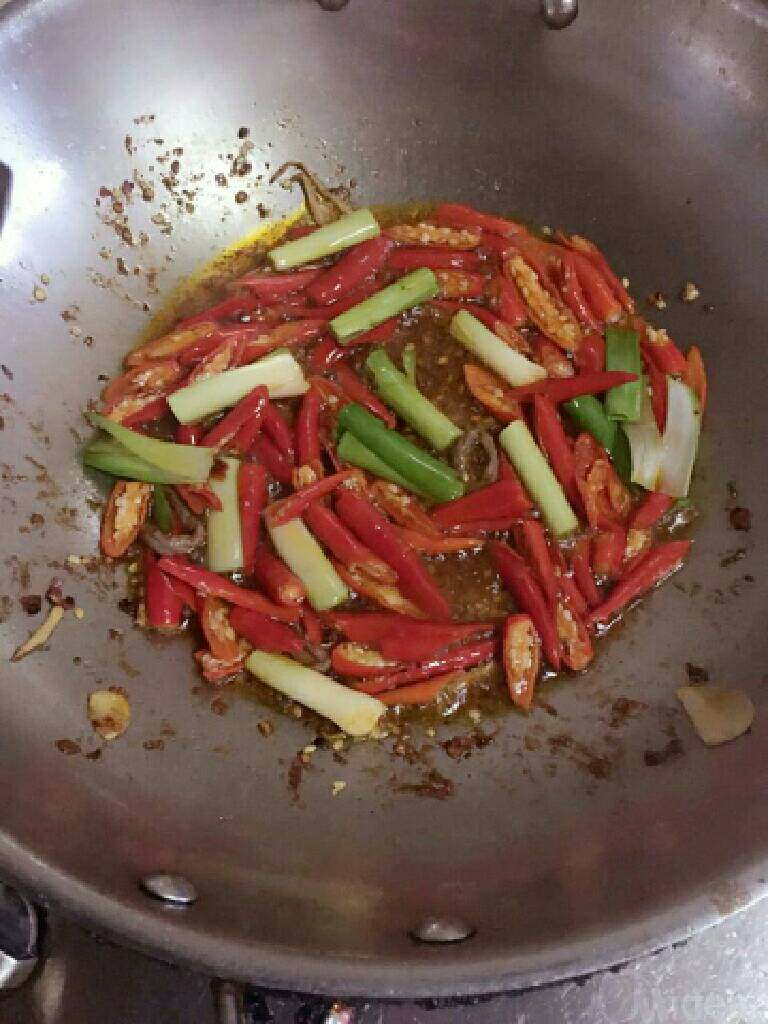 炒牛肉丝,然后就用锅里剩下的油炒小米辣和蒜白