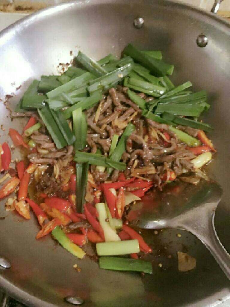 炒牛肉丝,小米辣和蒜白炒断生以后就可以加入炒好的牛肉和蒜苗,翻炒均匀就可以了