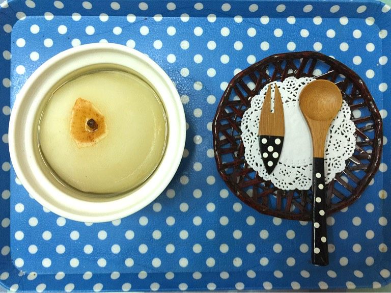 冰糖川贝枸杞炖梨,<a style='color:red;display:inline-block;' href='/shicai/ 23014'>川贝</a>碾碎成粉，和<a style='color:red;display:inline-block;' href='/shicai/ 866'>冰糖</a>、<a style='color:red;display:inline-block;' href='/shicai/ 142822'>枸杞子</a>一起放入挖空的梨中间，梨放入炖盅里，加适量水，盖上盖子。