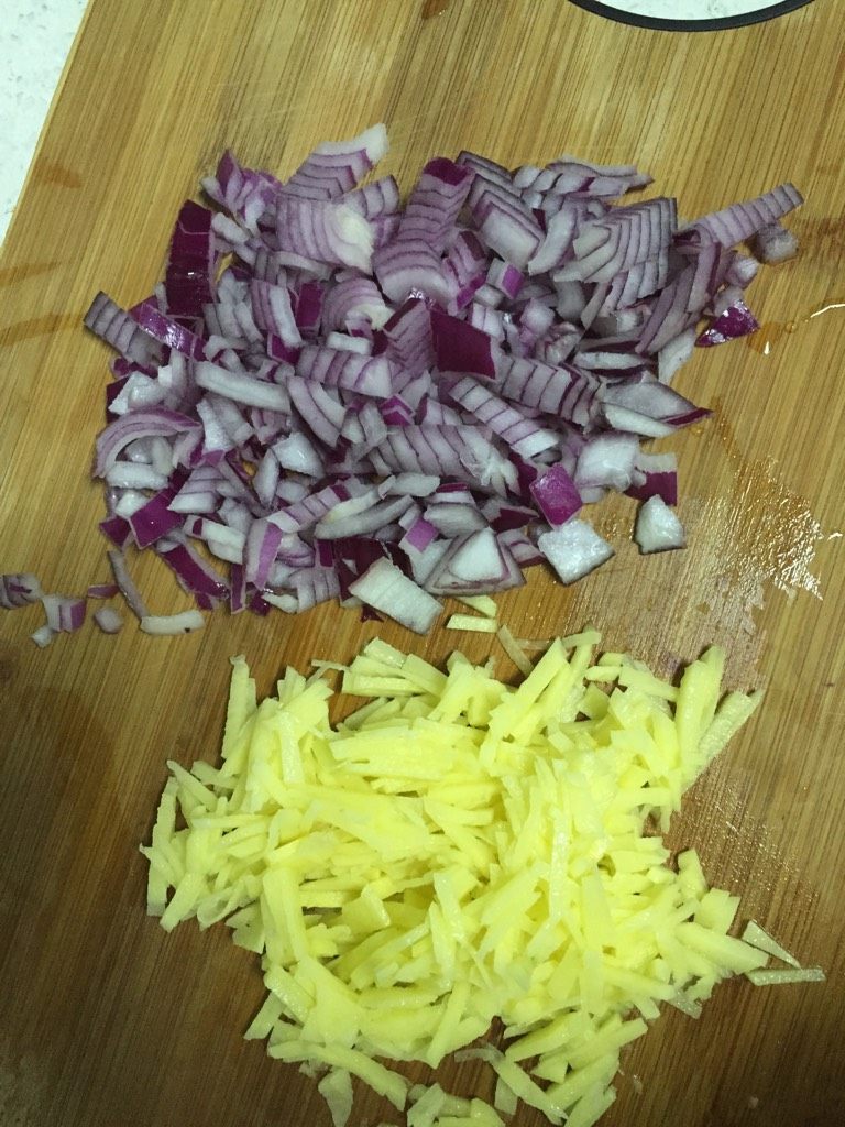 超简单土豆洋葱燕麦鸡蛋饼,<a style='color:red;display:inline-block;' href='/shicai/ 23'>土豆</a>切丝，<a style='color:red;display:inline-block;' href='/shicai/ 29'>洋葱</a>切丝（刀不太好切的好像不够细，有擦丝的工具更好啦）