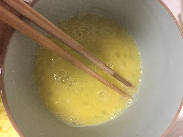 超简单土豆洋葱燕麦鸡蛋饼,<a style='color:red;display:inline-block;' href='/shicai/ 9'>鸡蛋</a>打匀，想要饼软些就两个<a style='color:red;display:inline-block;' href='/shicai/ 9'>鸡蛋</a>哈，加一点点胡椒粉和盐，没有也没关系，盐和什么五香粉什么的都成，就是提味效果咯