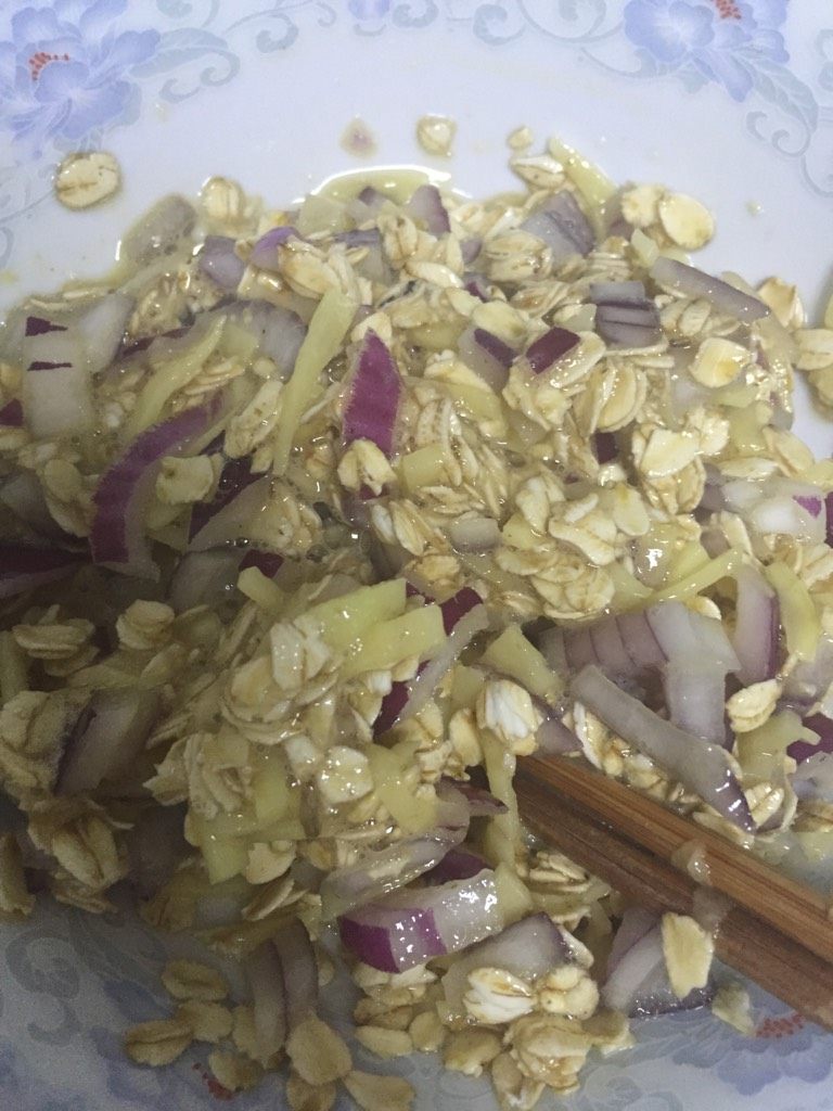 超简单土豆洋葱燕麦鸡蛋饼,把燕麦倒进鸡蛋液搅拌均匀，最好能让燕麦在鸡蛋液中浸泡的软一点，当然喜欢韧劲的可以不泡的～然后把蔬菜丁加进去也一起搅拌，糊状就可以了