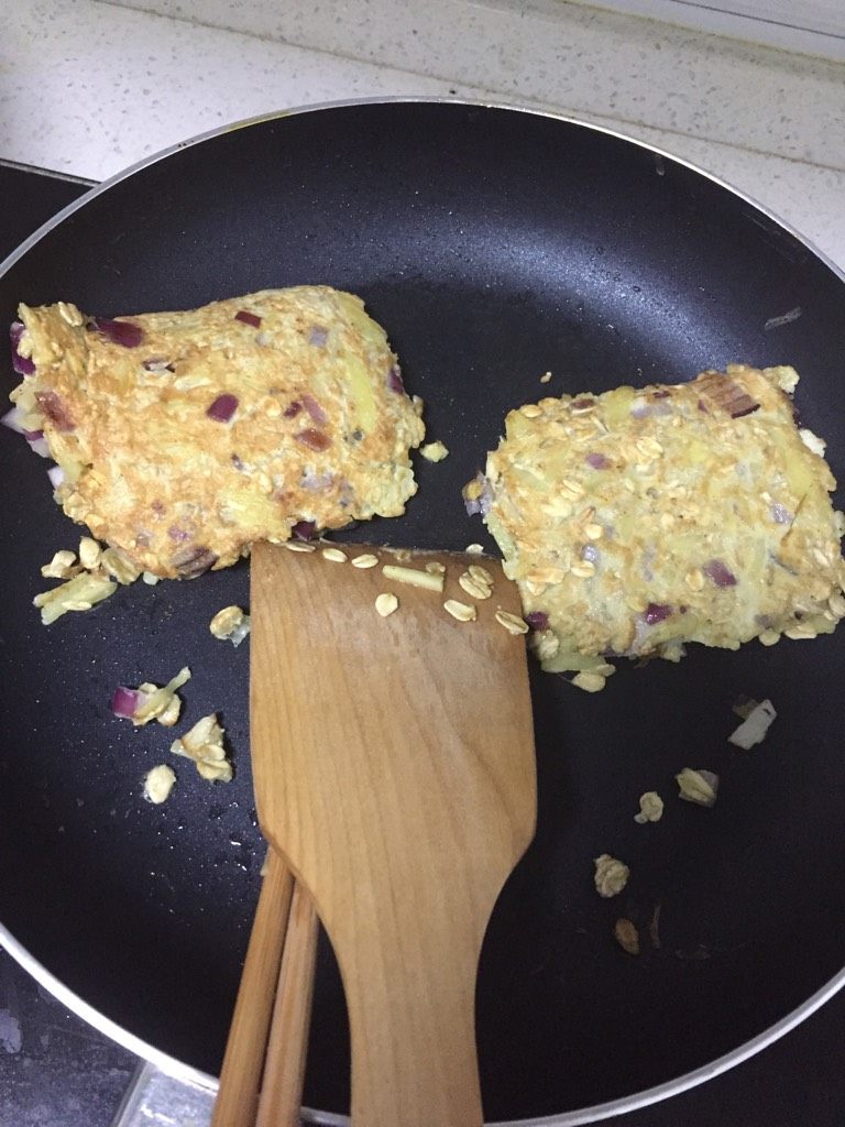 超简单土豆洋葱燕麦鸡蛋饼,平底锅刷薄油，用勺子摊开煎到两面微黄就可以啦～大功告成，美美哒～