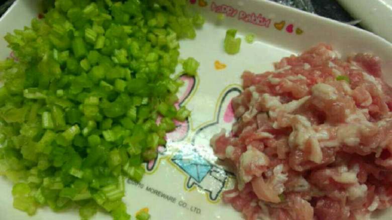 芹菜炒粉丝,
芹菜洗净切末，猪肉切末备用