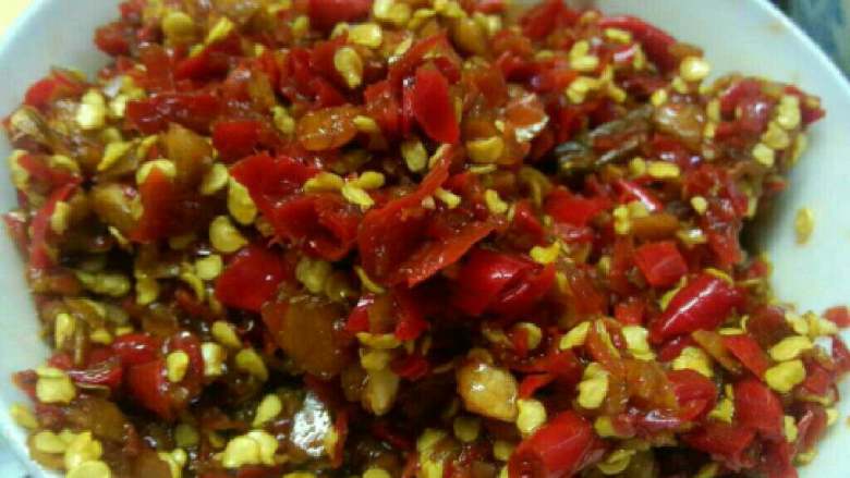 芹菜炒粉丝,
小米椒剁碎，我这个是前一天剁了下饭吃的，我加了蒜，<a style='color:red;display:inline-block;' href='/shicai/ 37'>姜</a>，用<a style='color:red;display:inline-block;' href='/shicai/ 692'>酱油</a>泡的，