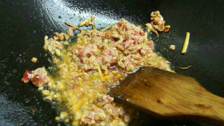 芹菜炒粉丝,
热锅倒油，邯郸豆瓣酱炒香，蒜，姜切碎下锅炒香，下肉翻炒，肉变色了芹菜末下锅一起炒