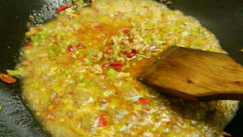 芹菜炒粉丝,
翻炒一分钟添汤，汤不用很多，是怕一会粉丝下来粘锅，这时候<a style='color:red;display:inline-block;' href='/shicai/ 748'>花椒油</a>少许，就是为了提香不要有麻的味道，因为辣椒里我放了酱油，这里我就没放了，调味精我放高汤精