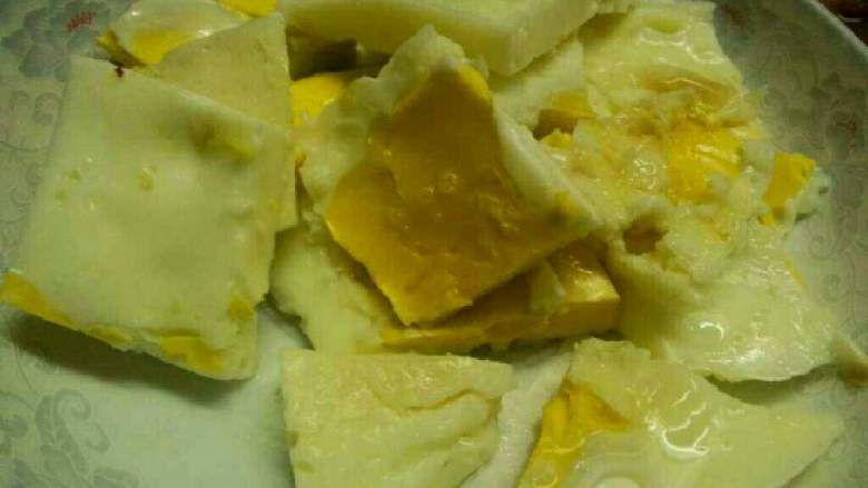西兰花炒鸡蛋,切完小块装盘后,可以去洗辣椒跟西兰花