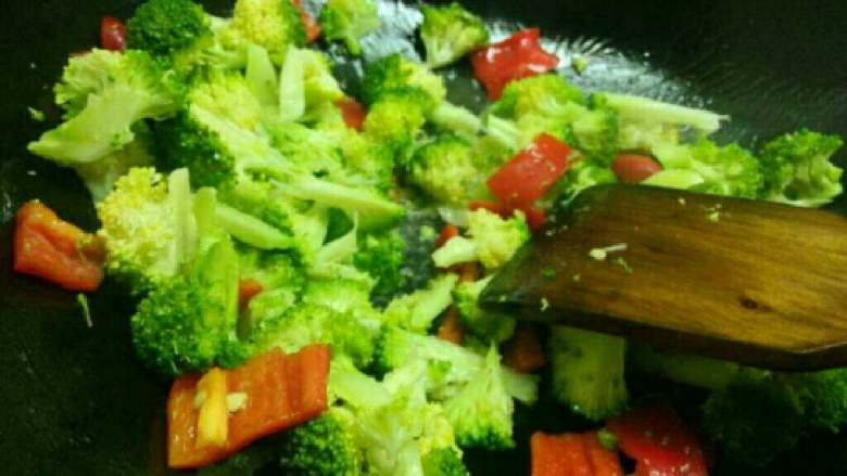 西兰花炒鸡蛋,热油,姜末爆香,倒入西兰花跟辣椒爆炒