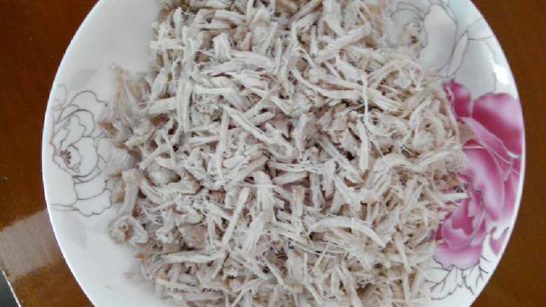 自制美味肉松,将煮熟的猪肉用刀切成块,然后用手撕成这个样子(当然也可以用擀面帐锤碎)