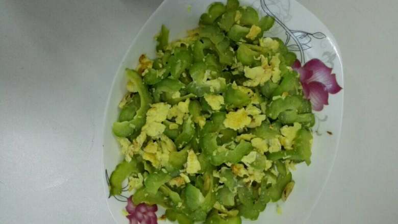 苦瓜炒蛋,锅内再放油，把苦瓜炒到8分熟，再放鸡蛋翻炒片刻即可。