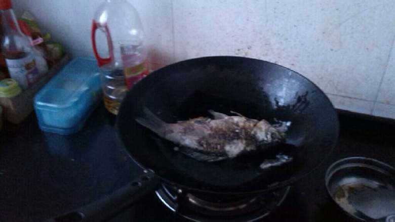 ≈海带豆腐鲫鱼汤≈,锅内放入适量的油，等油烧热后放入鱼