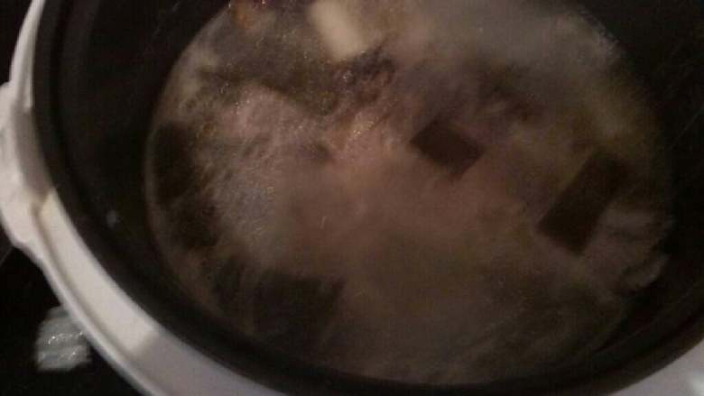 ≈海带豆腐鲫鱼汤≈,大火烧开后转小火炖30分钟，然后放入海带