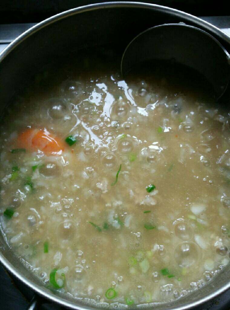 鲜虾瘦肉粥,虾放入煮开就可以放生抽、葱花调味即可