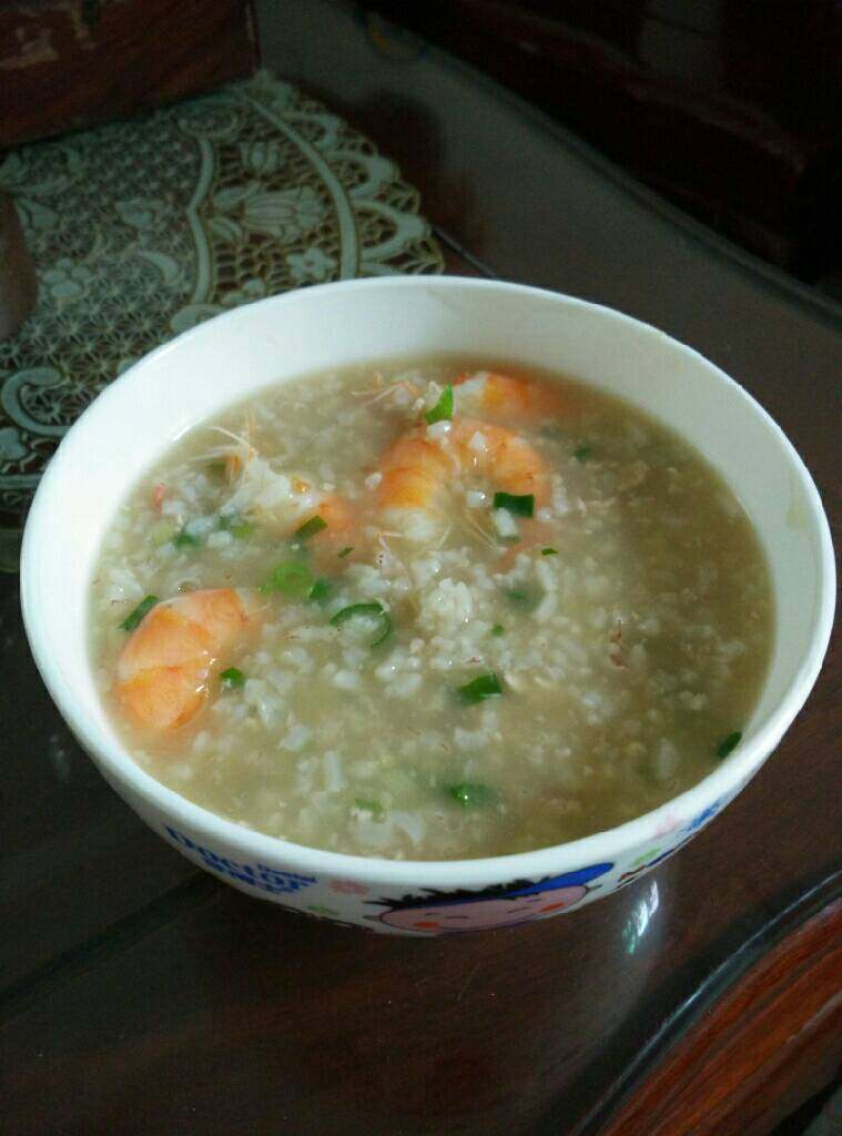 鲜虾瘦肉粥,煮虾不需要煮太久,煮久了肉就老了不鲜甜了。
不需要放味精也很好吃的,我是煮给孩子吃,所以不放味精,而且味精吃多了对身体也不好,更何况是孩子。