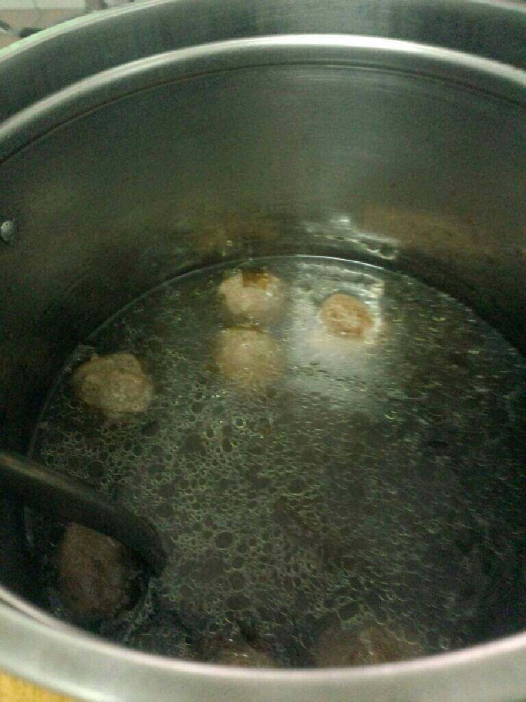 牛丸紫菜汤薯粉,煮至差不多在放入<a style='color:red;display:inline-block;' href='/shicai/ 273'>紫菜</a>煮滚，加入盐，鸡精粉煮滚即可关火