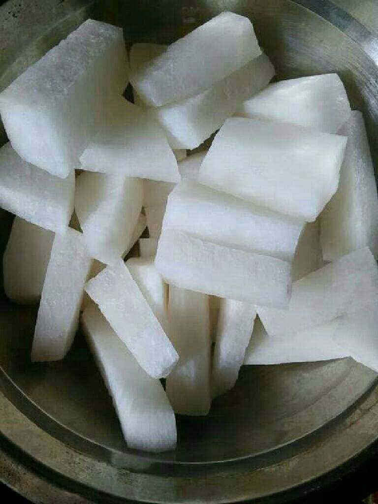 腊猪蹄炖萝卜,萝卜把皮削掉切成条