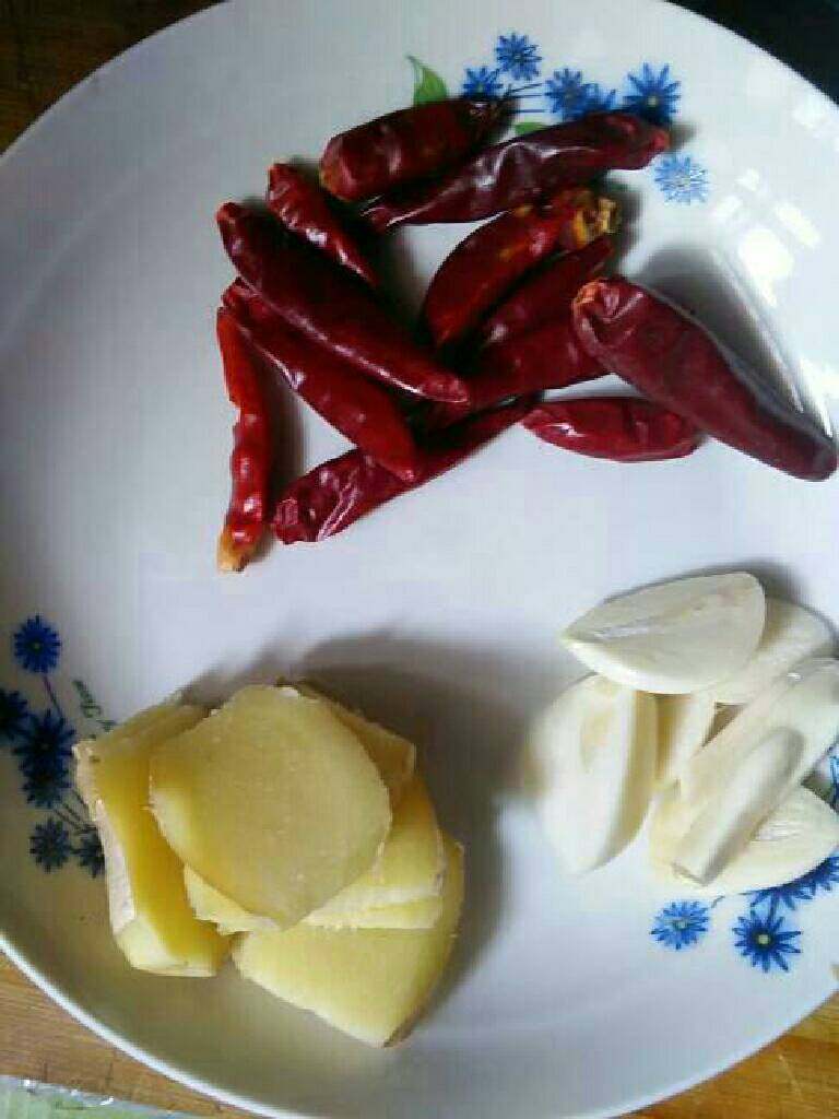 腊猪蹄炖萝卜,准备生姜,大蒜,辣椒